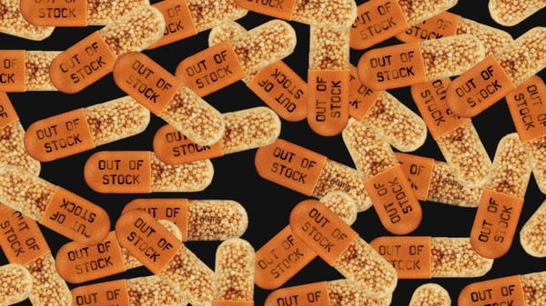 Adderall capsules with a label saying out of stock, showing the 2022 adderall and amphetamine shortage at pharmacies in the usa